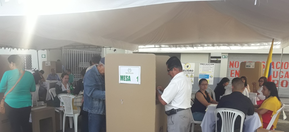 Consulado de Colombia en Santo Domingo de los Tsáchilas inició último día de votaciones para elecciones presidenciales